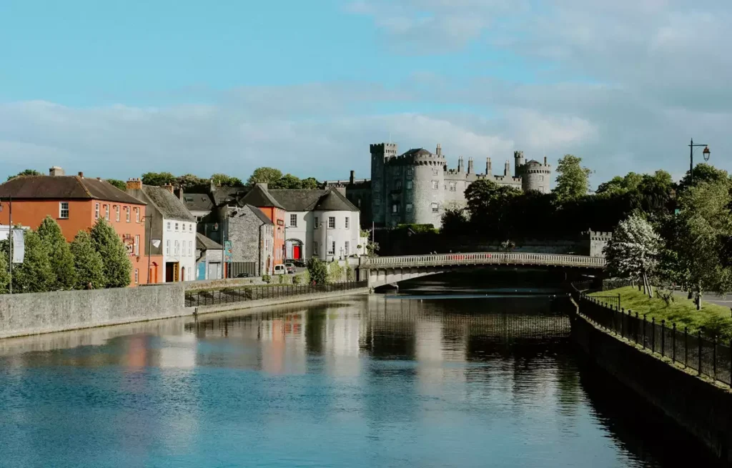 Kilkenny Foto de Kat Kelley na Unsplash